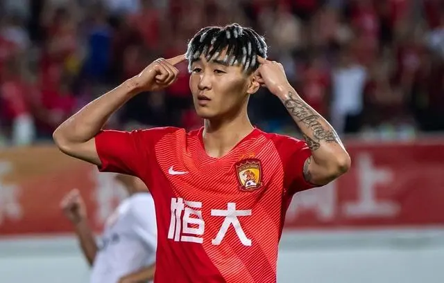 爱游戏娱乐-关于恒大抢夺三分，继续领跑中超积分榜的信息