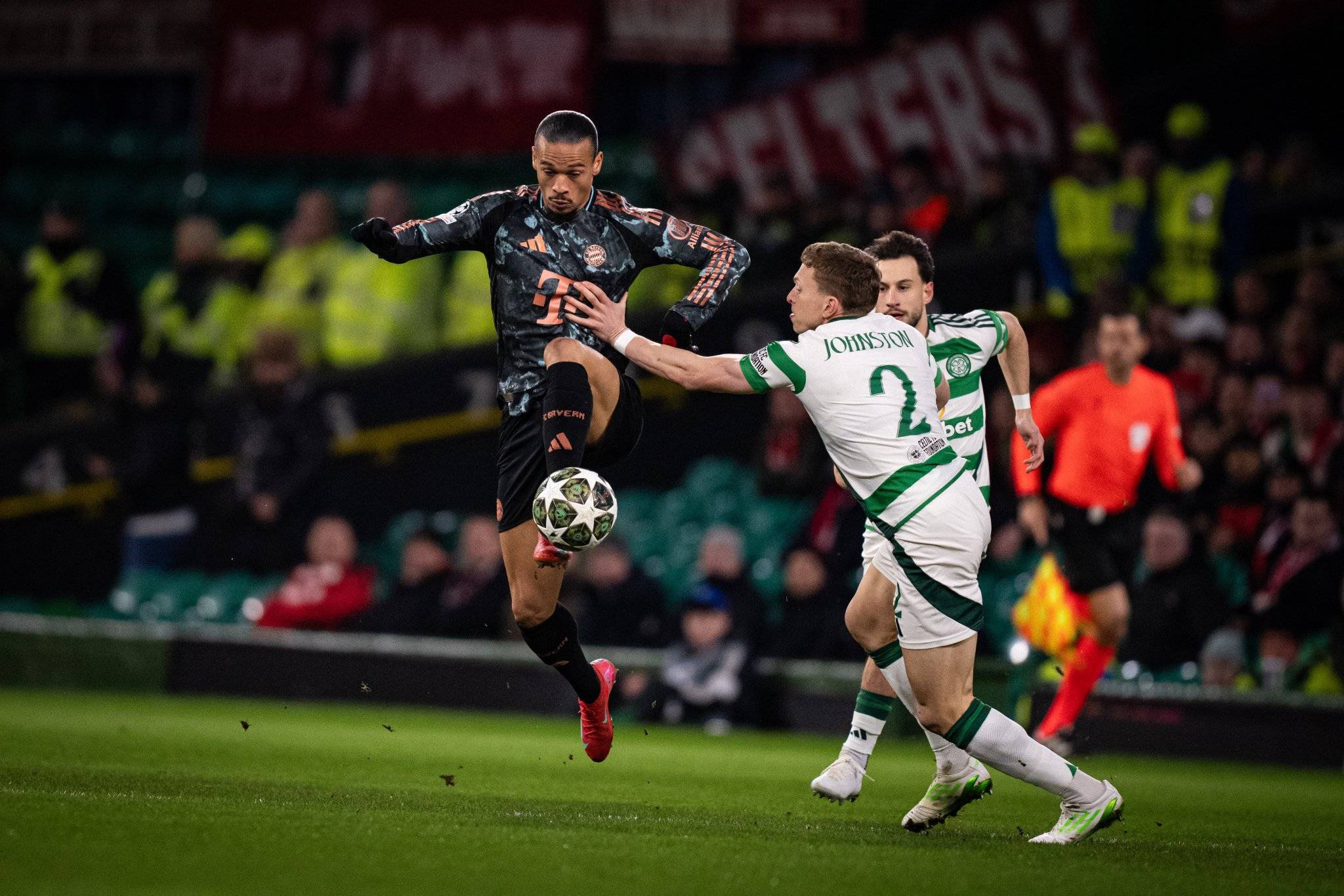 尤文图斯客场挑战拜仁：欧冠四分之一决战启幕的简单介绍