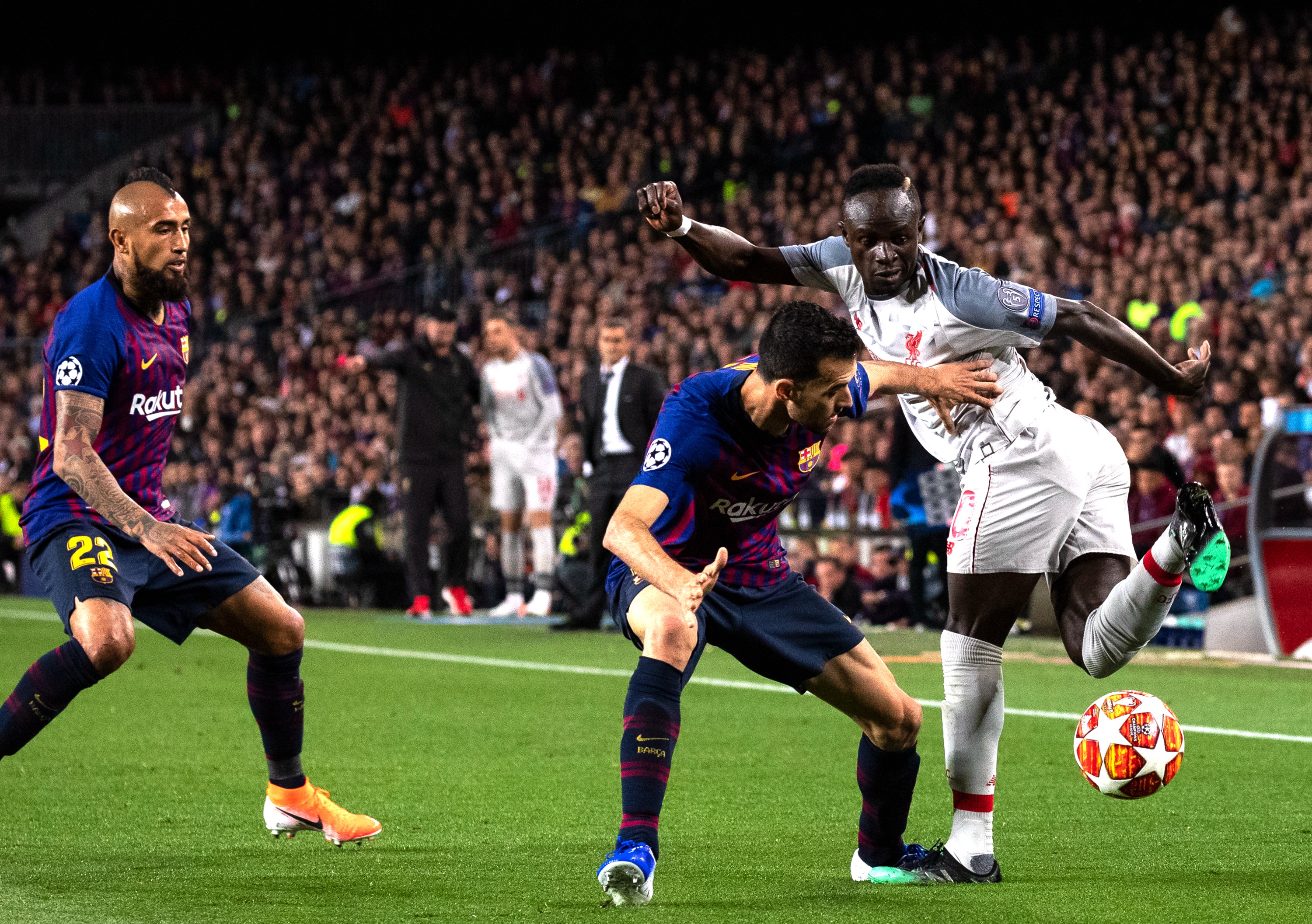 包含足球比赛中球员努力争取进球，场面火爆的词条