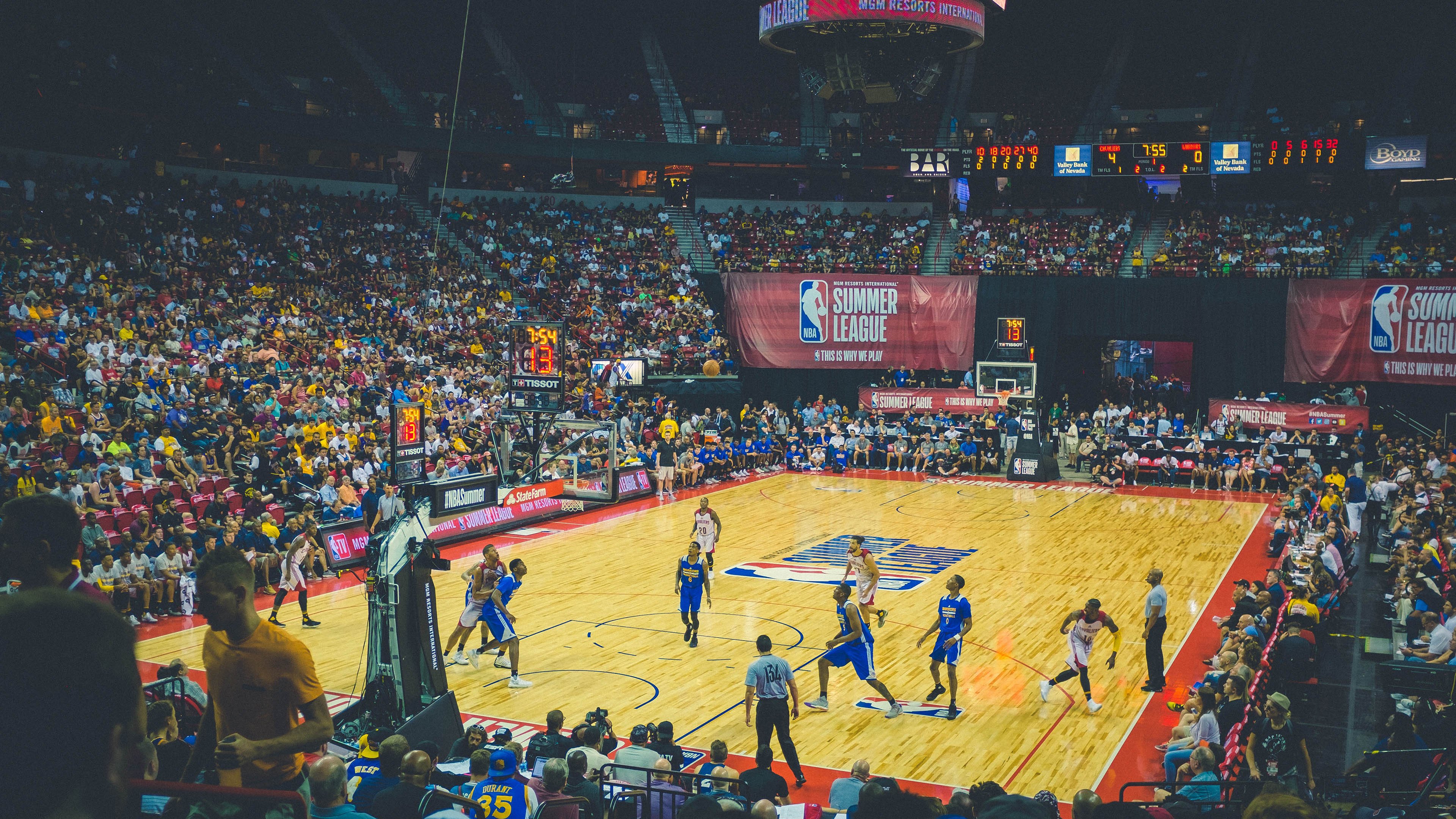 爱游戏官方-赛道与球场，F1街道赛之夜，哈利伯顿关键进球定乾坤