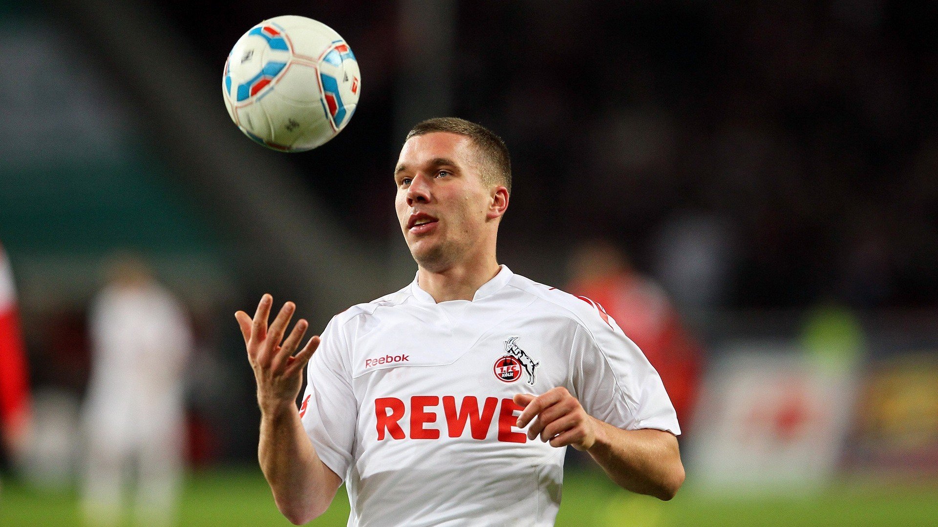 爱游戏体育官网-赛道上的逆袭，索伯鏖战法拉利，塞恩斯惊艳四座